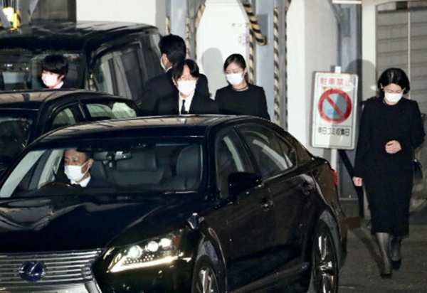 Khoảnh khắc cựu Công chúa Nhật Bản hành xử khác lạ” với chồng mới cưới khiến dân tình tranh cãi kịch liệt, nghi ngại về mối quan hệ hiện tại-1