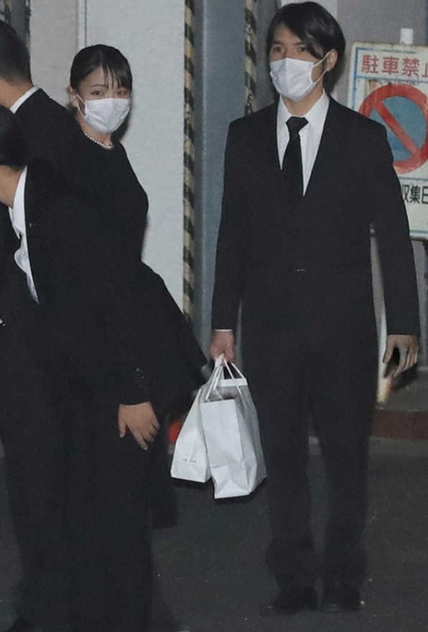 Khoảnh khắc cựu Công chúa Nhật Bản hành xử khác lạ” với chồng mới cưới khiến dân tình tranh cãi kịch liệt, nghi ngại về mối quan hệ hiện tại-2