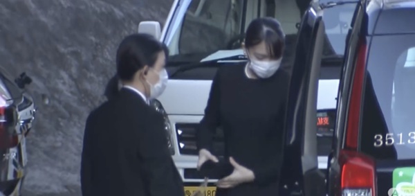 Khoảnh khắc cựu Công chúa Nhật Bản hành xử khác lạ” với chồng mới cưới khiến dân tình tranh cãi kịch liệt, nghi ngại về mối quan hệ hiện tại-5