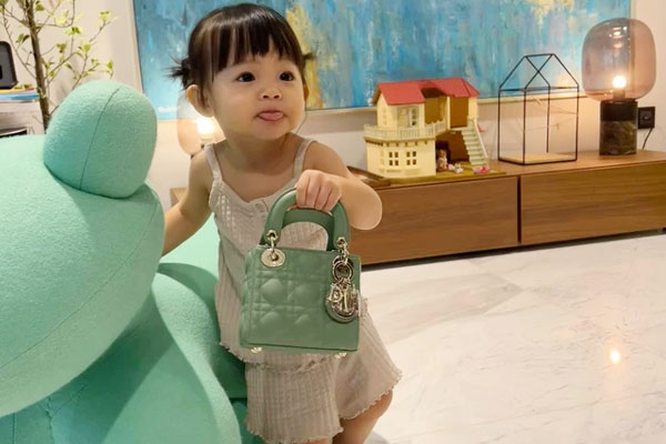 Ái nữ ngậm thìa vàng của Cường Đô La dùng iPhone 13 hơn 30 triệu làm đồ chơi, đau tim với cú xoay người 2 giây-7