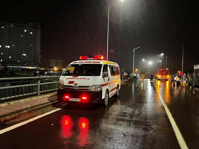 Nữ sinh lớp 11 nhảy cầu tự tử dưới đêm mưa tầm tã-1