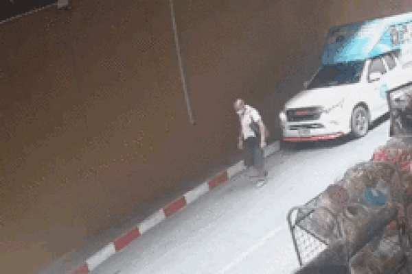 Bị xe máy kéo cuốn vào gầm, cả gia đình thoát nạn thần kỳ-1