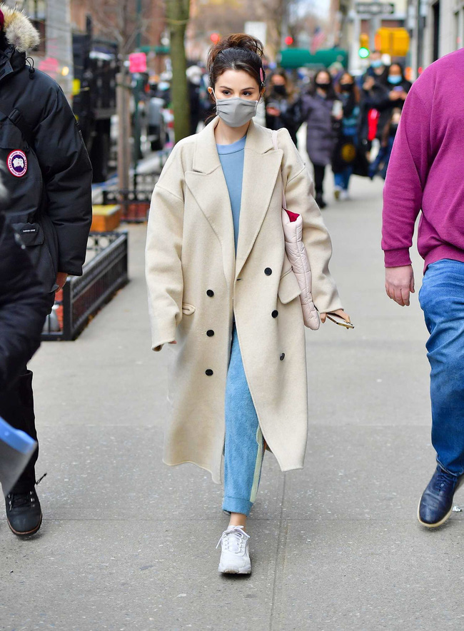 Học 13 cách diện áo khoác dài của sao Âu Mỹ cho sành điệu khác kiểu mọi năm-9