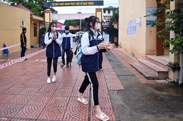 Học sinh ngoại thành Hà Nội đến trường sau 6 tháng nghỉ học-1