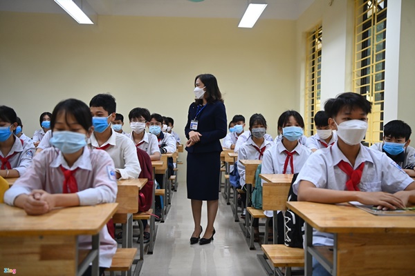 Học sinh ngoại thành Hà Nội đến trường sau 6 tháng nghỉ học-6