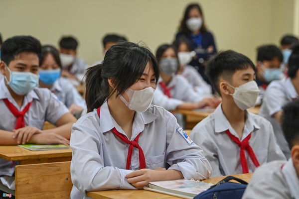 Học sinh ngoại thành Hà Nội đến trường sau 6 tháng nghỉ học-10