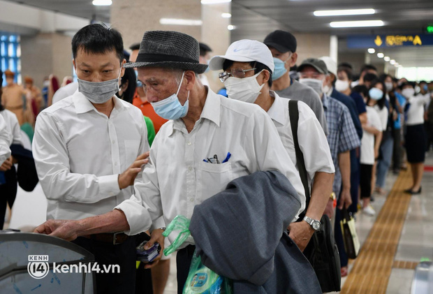 Hàng nghìn người Hà Nội chen chúc đi tàu Cát Linh - Hà Đông: Metro Hà Nội và các chuyên gia nói gì?-3