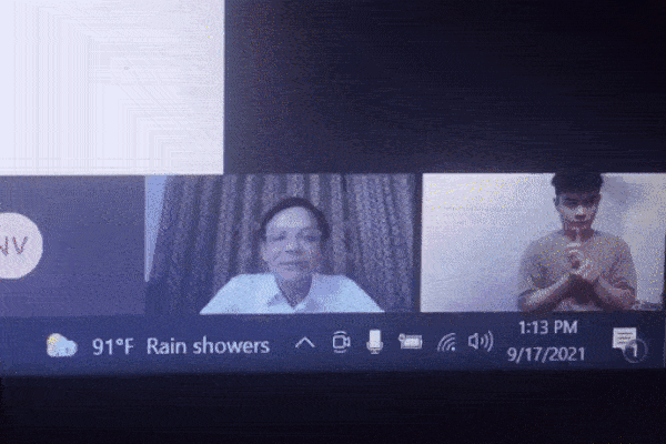 Thầy đang say sưa dạy online, nam sinh làm một hành động khiến thầy im bặt, không dám nói thêm câu nào vì quá sợ