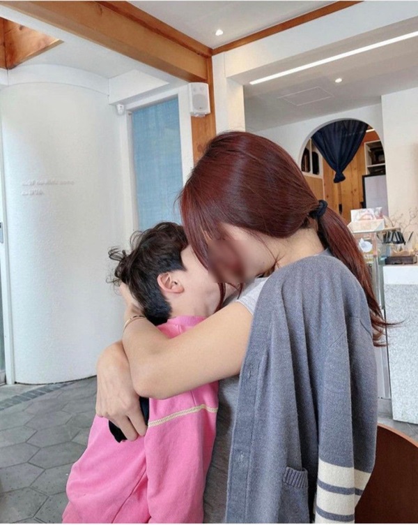 Hot mom sexy nhất xứ Hàn khoe hình tắm nude, hôn môi với con trai khiến cộng đồng mạng nổ ra tranh cãi-5