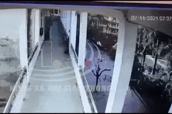Vụ nam sinh lớp 10 rơi từ tầng 3 xuống sân trường tử vong: Camera an ninh hé lộ nguyên nhân đau lòng