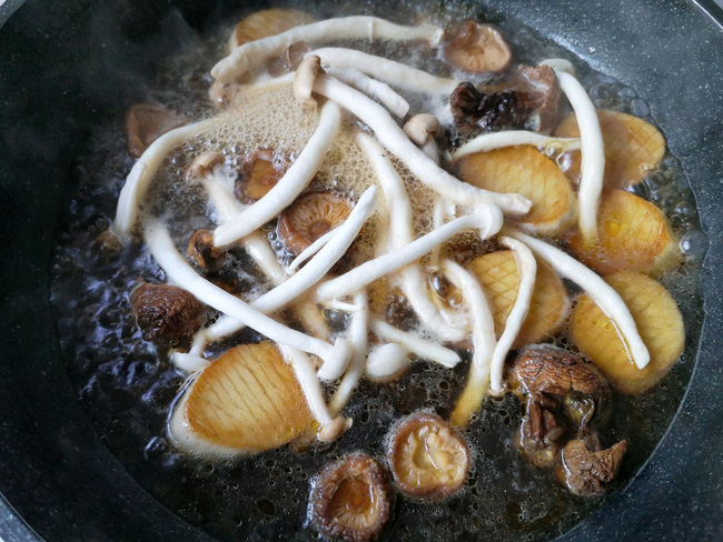 Thực đơn cơm tối chỉ 2 món giản dị ngon lành mà nấu cực nhanh cho ngày đầu tuần bận rộn-5