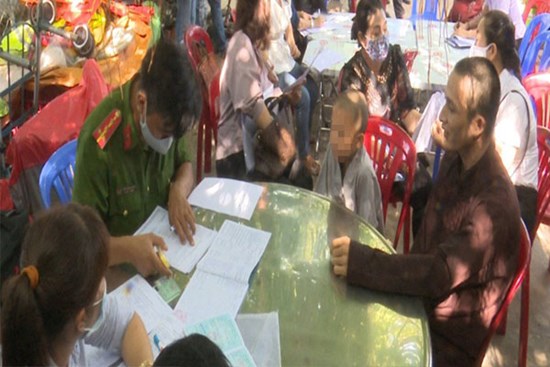 Long An tiếp tục đến kiểm tra 'Tịnh thất Bồng Lai': 7 trẻ sống cùng 3 mẹ ruột không được biết sự thật nhân thân của mình