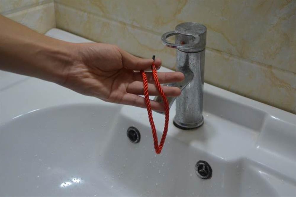 Đặt quai túi giấy bỏ đi trong phòng tắm, có thể tiết kiệm một khoản tiền mỗi năm, rất thiết thực cho mọi gia đình-2