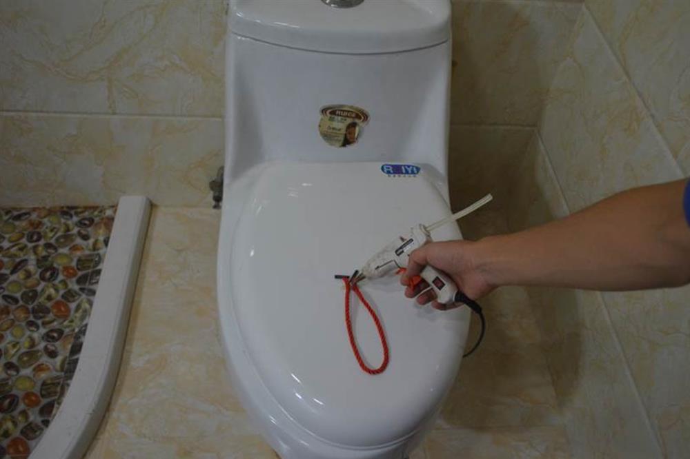 Đặt quai túi giấy bỏ đi trong phòng tắm, có thể tiết kiệm một khoản tiền mỗi năm, rất thiết thực cho mọi gia đình-4