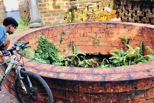 Bí ẩn giếng cổ phát ra tiếng động lạ, phun nước đen sì-3