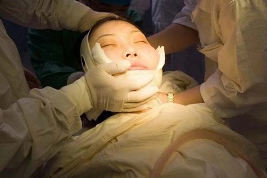 Người phụ nữ Trung Quốc phẫu thuật thẩm mỹ để tránh vận xui cho chồng