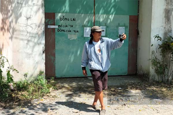 Phát hiện ‘khách không mời’ trước cửa, cô gái vừa khóc vừa có hành động bất ngờ-4