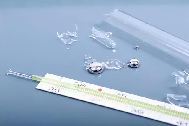 Bé 7 tuổi làm vỡ nhiệt kế và ăn nhầm thủy ngân, người mẹ được bác sĩ khen ngợi khi đã kịp thời cho con uống thứ này-3