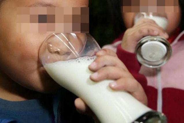 Bé 7 tuổi làm vỡ nhiệt kế và ăn nhầm thủy ngân, người mẹ được bác sĩ khen ngợi khi đã kịp thời cho con uống thứ này-2