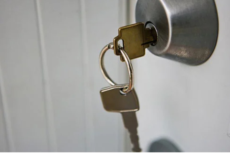 Cắm chìa khóa vào cửa trước khi đi ngủ sẽ tránh được trộm: Biết lý do bạn sẽ làm theo răm rắp-1