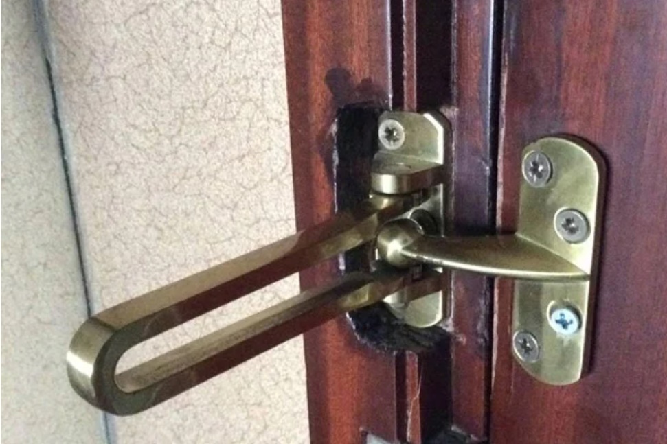 Cắm chìa khóa vào cửa trước khi đi ngủ sẽ tránh được trộm: Biết lý do bạn sẽ làm theo răm rắp-3