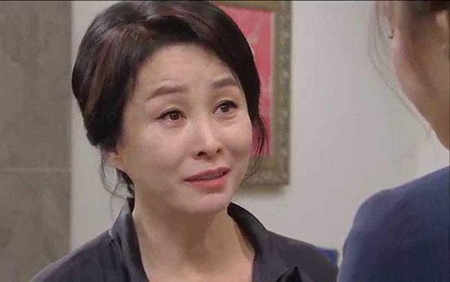 Tôi tặng một sợi dây chuyền vàng vào ngày sinh nhật của mẹ chồng, bà ném nó đi, tôi bật cười sau khi lật tung thùng rác-1