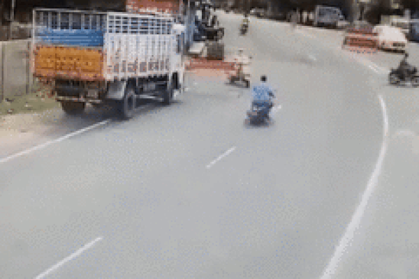 Hai bố con đi mua pháo về ăn mừng thì bất ngờ pháo nổ giữa đường