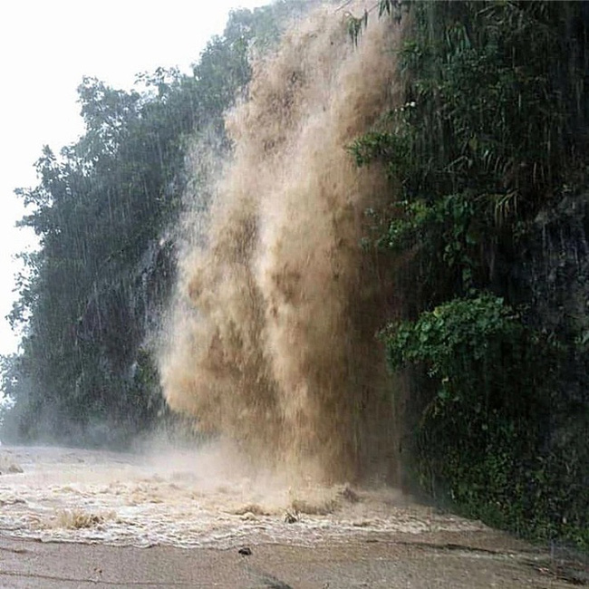 Kinh hoàng nước lũ từ đỉnh núi đổ như thác xuống đường, người dân qua lại trong sợ hãi-1