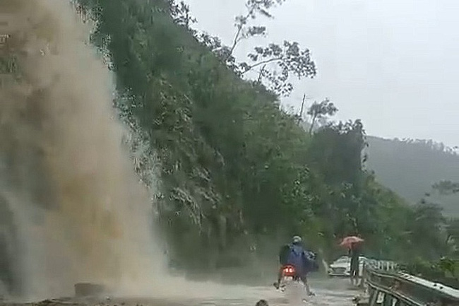 Kinh hoàng nước lũ từ đỉnh núi đổ như thác xuống đường, người dân qua lại trong sợ hãi-2