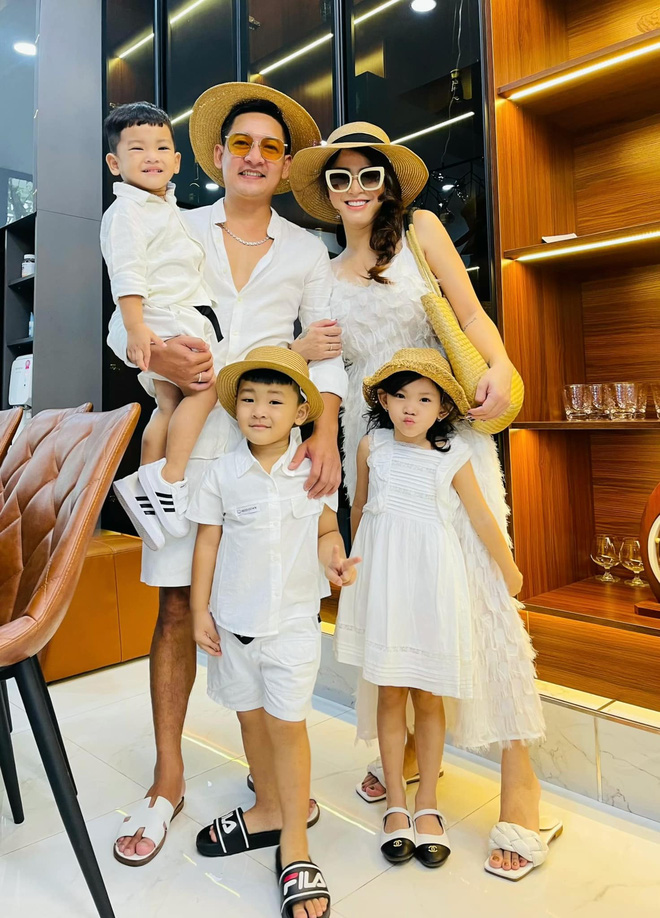 Sao nữ Vbiz từ chối được con riêng của chồng gọi là mẹ, bỏ mặc cảnh báo nguy cơ cao để sinh nhóc tỳ thứ 3-16