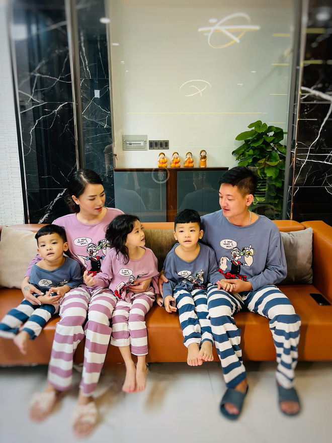 Sao nữ Vbiz từ chối được con riêng của chồng gọi là mẹ, bỏ mặc cảnh báo nguy cơ cao để sinh nhóc tỳ thứ 3-17