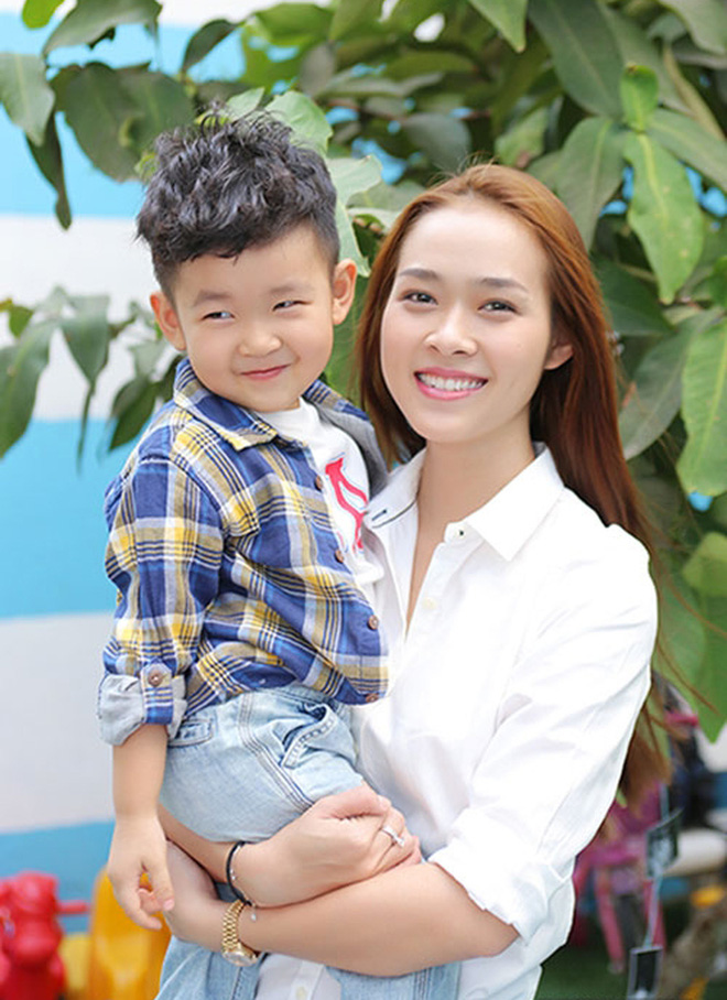 Sao nữ Vbiz từ chối được con riêng của chồng gọi là mẹ, bỏ mặc cảnh báo nguy cơ cao để sinh nhóc tỳ thứ 3-1