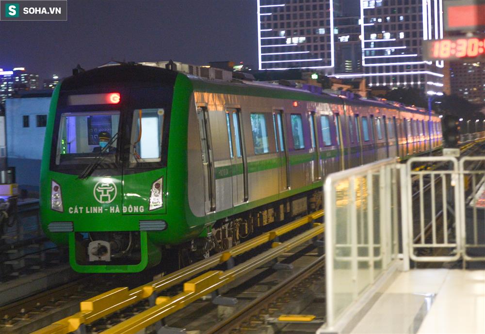 Người dân ngồi tàu Cát Linh - Hà Đông ngủ gật, uống trà sữa trong khi đường bộ ùn tắc-3