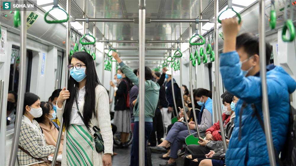 Người dân ngồi tàu Cát Linh - Hà Đông ngủ gật, uống trà sữa trong khi đường bộ ùn tắc-4