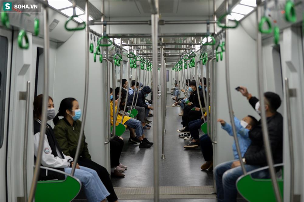 Người dân ngồi tàu Cát Linh - Hà Đông ngủ gật, uống trà sữa trong khi đường bộ ùn tắc-6