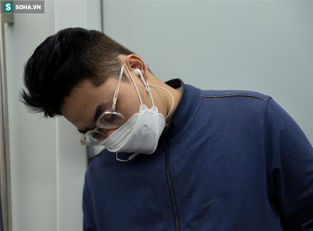 Người dân ngồi tàu Cát Linh - Hà Đông ngủ gật, uống trà sữa trong khi đường bộ ùn tắc-8