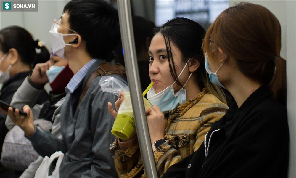 Người dân ngồi tàu Cát Linh - Hà Đông ngủ gật, uống trà sữa trong khi đường bộ ùn tắc-9