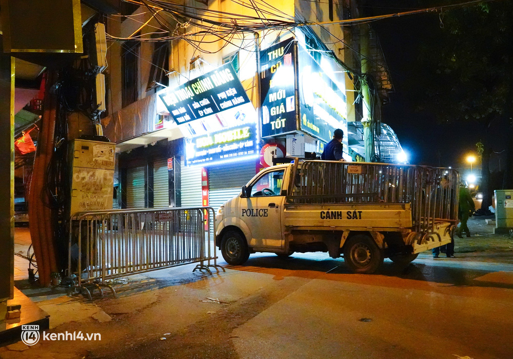 Đưa F0 đi cách ly, phong toả ngay trong đêm sau khi 1 phường ở Hà Nội phát hiện 24 ca Covid-19 cộng đồng-1