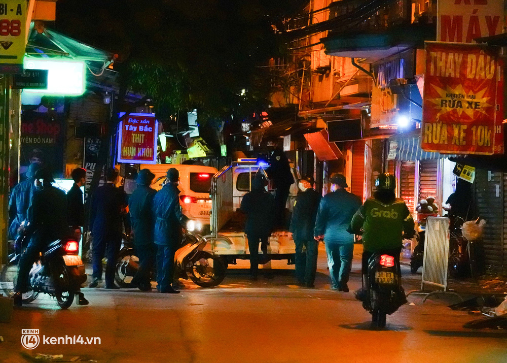 Đưa F0 đi cách ly, phong toả ngay trong đêm sau khi 1 phường ở Hà Nội phát hiện 24 ca Covid-19 cộng đồng-2