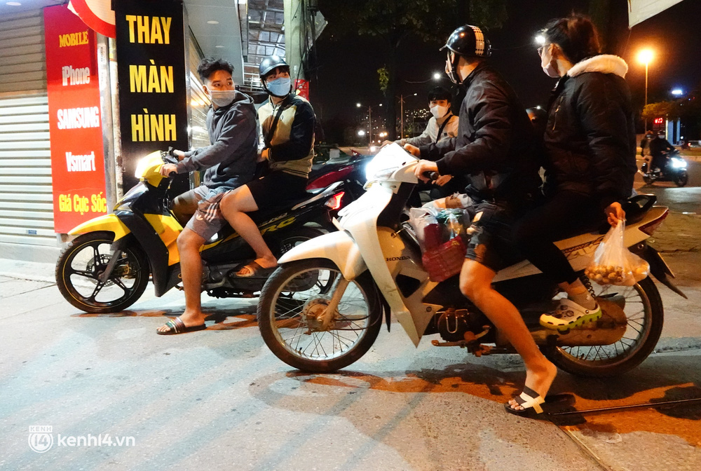 Đưa F0 đi cách ly, phong toả ngay trong đêm sau khi 1 phường ở Hà Nội phát hiện 24 ca Covid-19 cộng đồng-8
