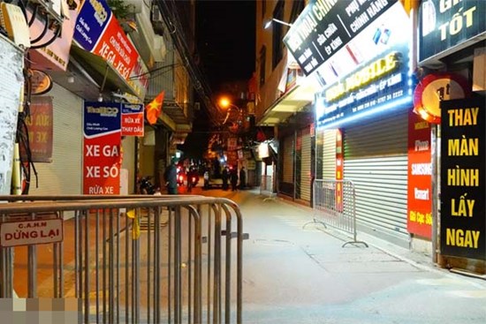 Đưa F0 đi cách ly, phong toả ngay trong đêm sau khi 1 phường ở Hà Nội phát hiện 24 ca Covid-19 cộng đồng