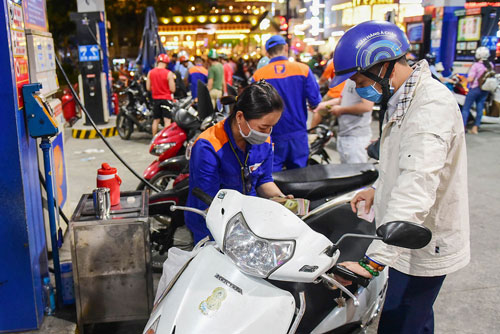 Giá xăng lại tăng tiếp vào ngày mai?-1