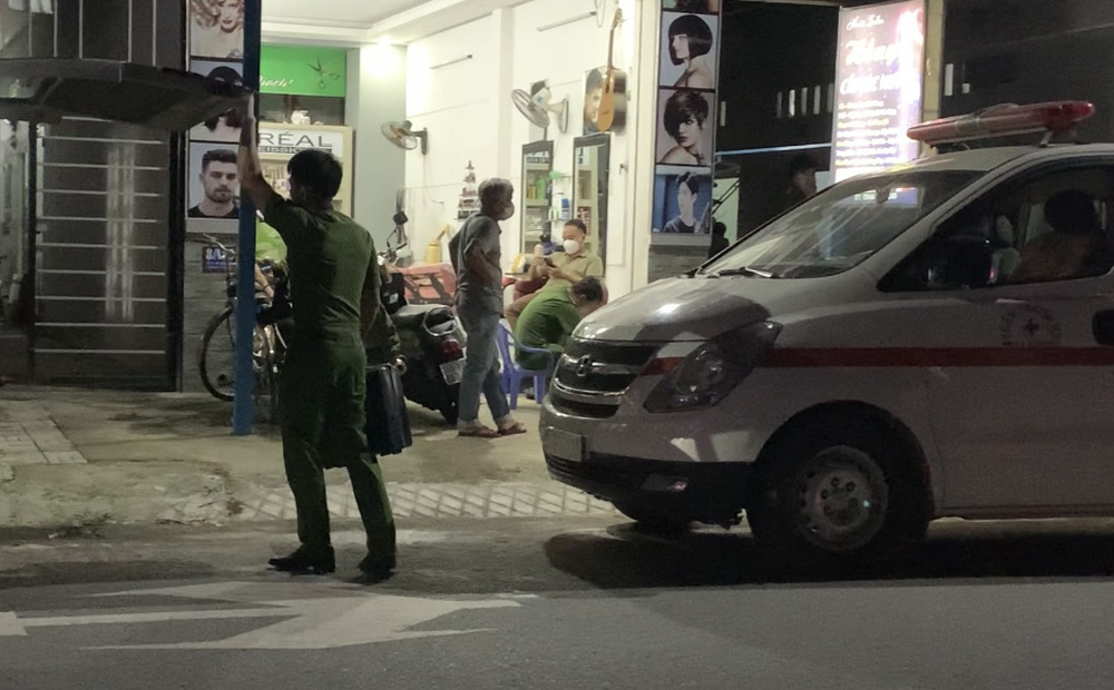 Vụ cô gái bị đâm chết trong phòng trọ: Kẻ ra tay sát hại cũng bị một vết đâm thấu bụng-1