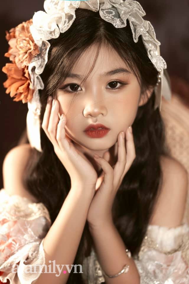 Bé gái gây sốt vì xinh xắn và thần thái chuyên nghiệp như người mẫu, biết tuổi của bé ai cũng giật mình-1