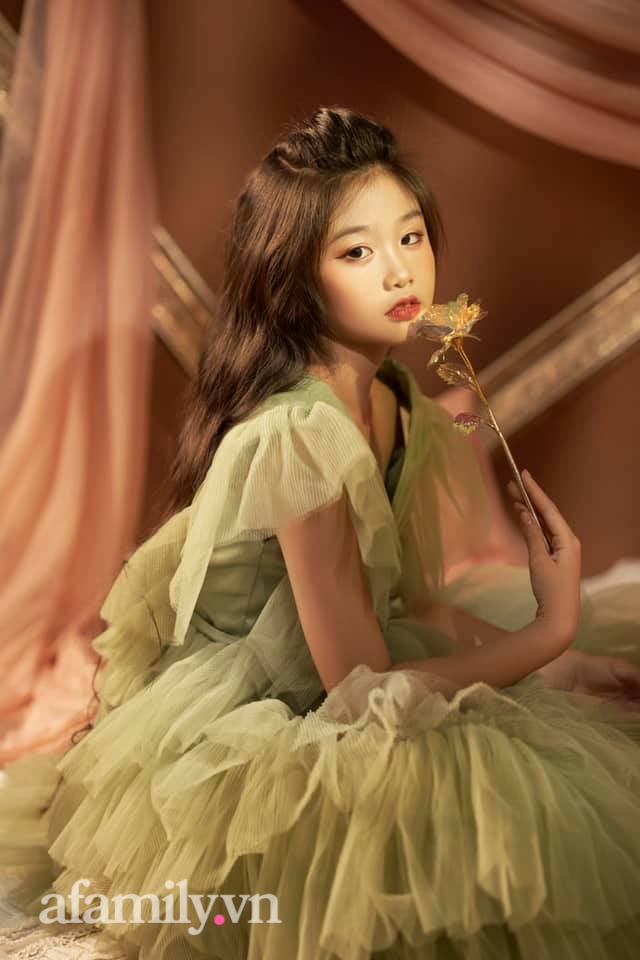 Bé gái gây sốt vì xinh xắn và thần thái chuyên nghiệp như người mẫu, biết tuổi của bé ai cũng giật mình-6