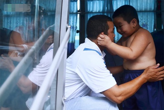 2 cha con sống trên xe buýt xuyên mùa dịch: 'Con cứ hỏi sao không về nhà là đau thắt lòng'