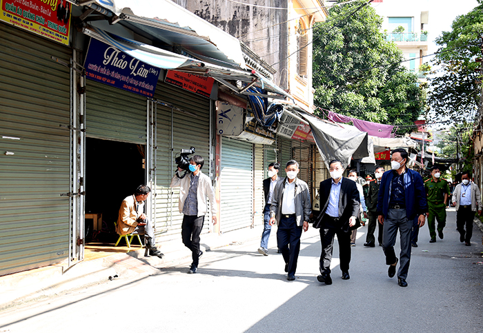 Chủ tịch UBND Thành phố Chu Ngọc Anh kiểm tra công tác phòng, chống dịch tại huyện Gia Lâm và quận Long Biên-2