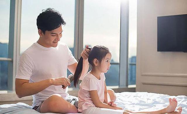 Con gái mặc váy ngắn sà vào lòng bố, mẹ nhắc nhở nhiều lần không được bèn lên mạng xin ý kiến, các mẹ tranh luận sôi nổi-3