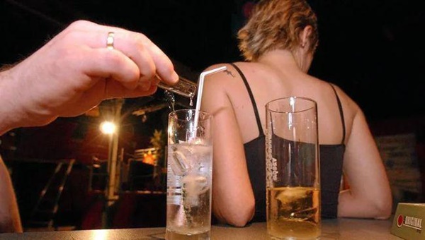 Ông ngoại 51 tuổi dùng nước vâng lời dẫn dụ hơn 100 gái trẻ, nạn nhân không thể nhớ gì-2