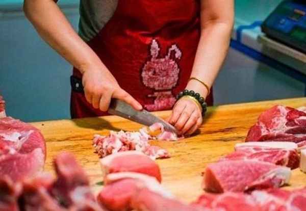 Người đàn ông 45 tuổi máu đặc như cháo, bị đột quỵ chỉ vì một thói quen chế biến thịt lợn nguy hiểm mà rất nhiều bà nội trợ đang mắc-3